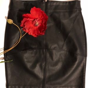 🌹FOREVER 21 Black Faux Leather Mini Skirt🌹